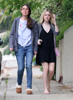 Dakota Fanning feet photo thumbnail