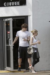 Emma Roberts feet photo thumbnail