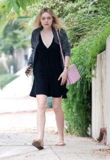 Dakota Fanning feet photo thumbnail