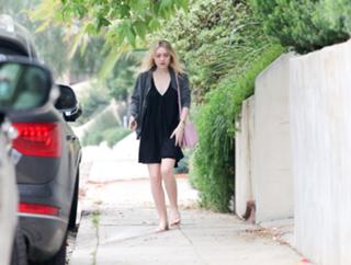 Dakota Fanning feet photo thumbnail