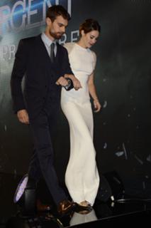 Shailene Woodley feet photo thumbnail