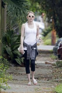 Emma Roberts feet photo thumbnail