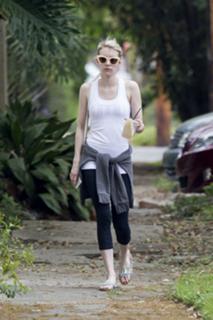 Emma Roberts feet photo thumbnail