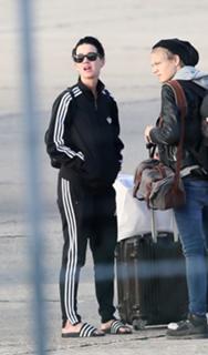 Katy Perry feet photo thumbnail