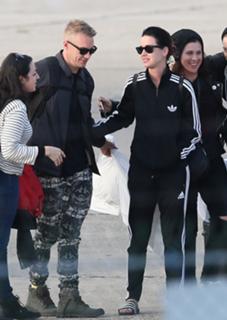 Katy Perry feet photo thumbnail