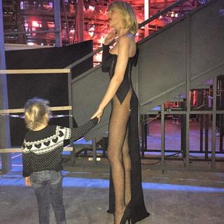 Alessia Marcuzzi feet photo thumbnail
