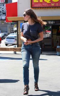 Kelly Brook feet photo thumbnail