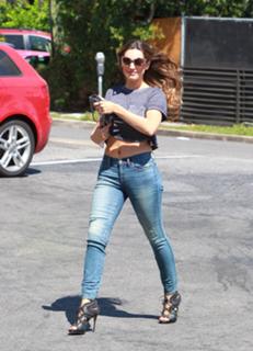 Kelly Brook feet photo thumbnail
