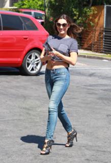 Kelly Brook feet photo thumbnail