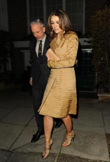 Elizabeth Hurley feet photo thumbnail