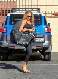 Charlotte McKinney feet photo thumbnail