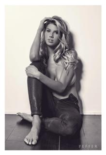 Charlotte McKinney feet photo thumbnail