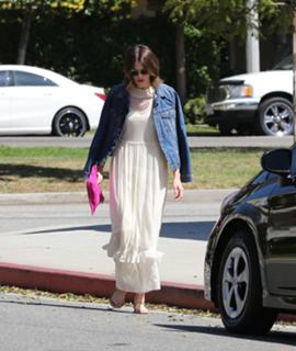Mandy Moore feet photo thumbnail