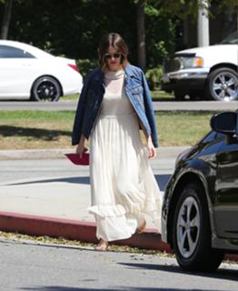 Mandy Moore feet photo thumbnail