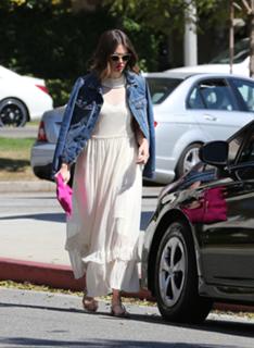 Mandy Moore feet photo thumbnail