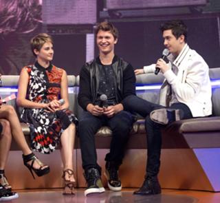 Shailene Woodley feet photo thumbnail