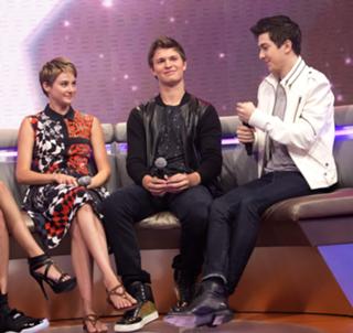 Shailene Woodley feet photo thumbnail
