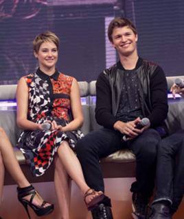Shailene Woodley feet photo thumbnail