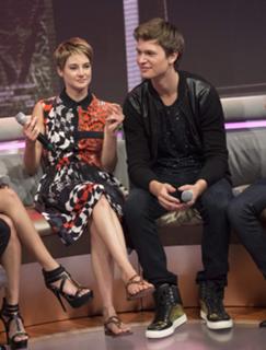 Shailene Woodley feet photo thumbnail