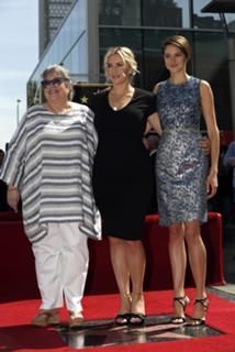 Shailene Woodley feet photo thumbnail