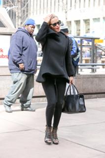 Jenny McCarthy-Wahlberg feet photo thumbnail