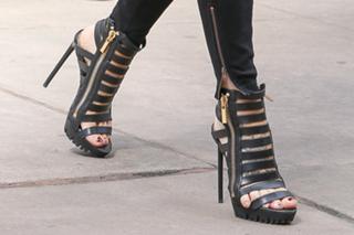 Jenny McCarthy-Wahlberg feet photo thumbnail