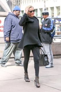 Jenny McCarthy-Wahlberg feet photo thumbnail