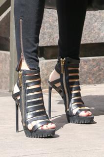 Jenny McCarthy-Wahlberg feet photo thumbnail