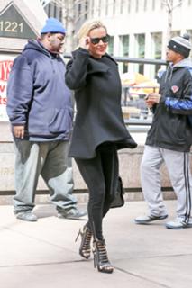 Jenny McCarthy-Wahlberg feet photo thumbnail