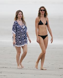 Gisele Bündchen feet photo thumbnail