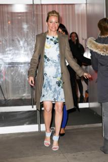 Elizabeth Banks feet photo thumbnail