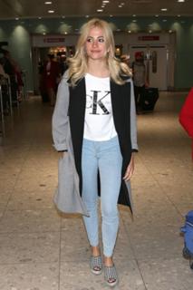 Pixie Lott feet photo thumbnail