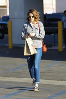 Mandy Moore feet photo thumbnail