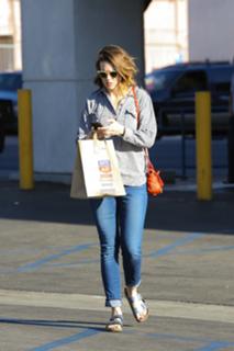 Mandy Moore feet photo thumbnail