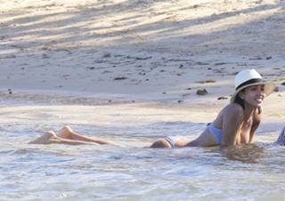 Jessica Alba feet photo thumbnail