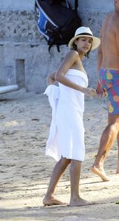 Jessica Alba feet photo thumbnail