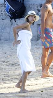 Jessica Alba feet photo thumbnail