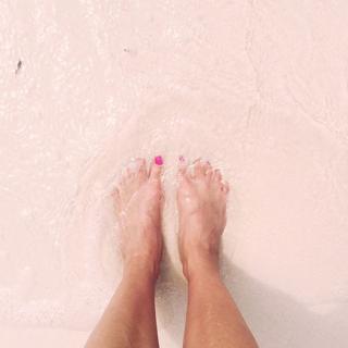 Reese Witherspoon feet photo thumbnail