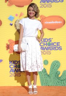 Sarah Hyland feet photo thumbnail