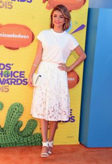 Sarah Hyland feet photo thumbnail