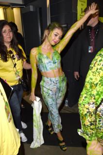 Sarah Hyland feet photo thumbnail