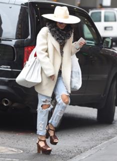 Vanessa Hudgens feet photo thumbnail