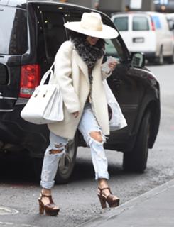 Vanessa Hudgens feet photo thumbnail