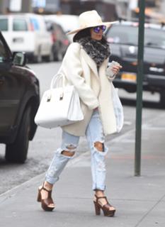 Vanessa Hudgens feet photo thumbnail