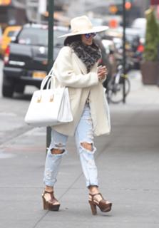 Vanessa Hudgens feet photo thumbnail