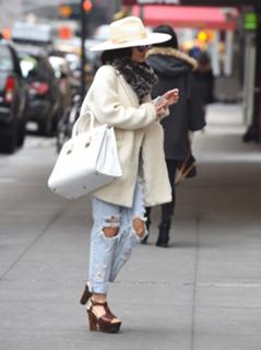 Vanessa Hudgens feet photo thumbnail