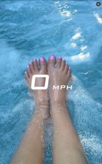 Victoria Justice feet photo thumbnail