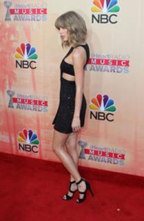 Taylor Swift feet photo thumbnail
