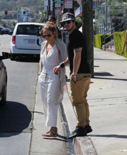 Jennifer Lopez feet photo thumbnail