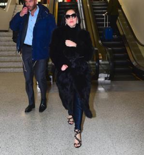 Lady Gaga feet photo thumbnail